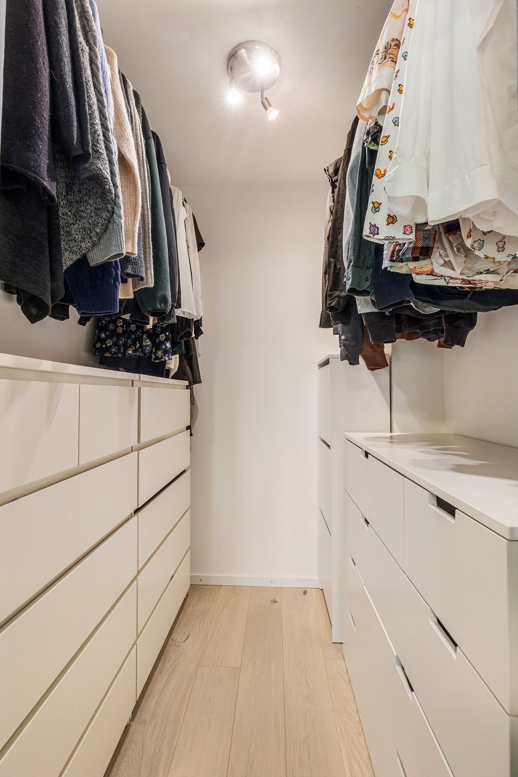 Her har du god plass til alt av klær. Galleribilde