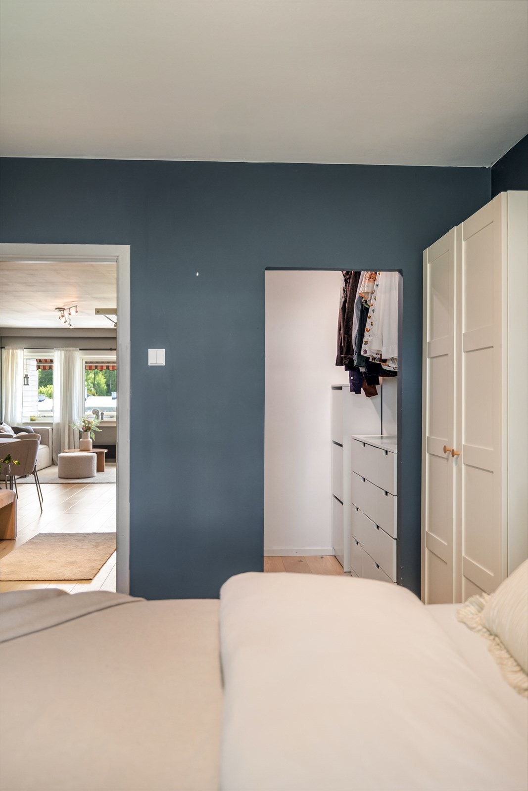 I tilknytning til rommet er det eget omkledningsrom/walk-in closet. Galleribilde