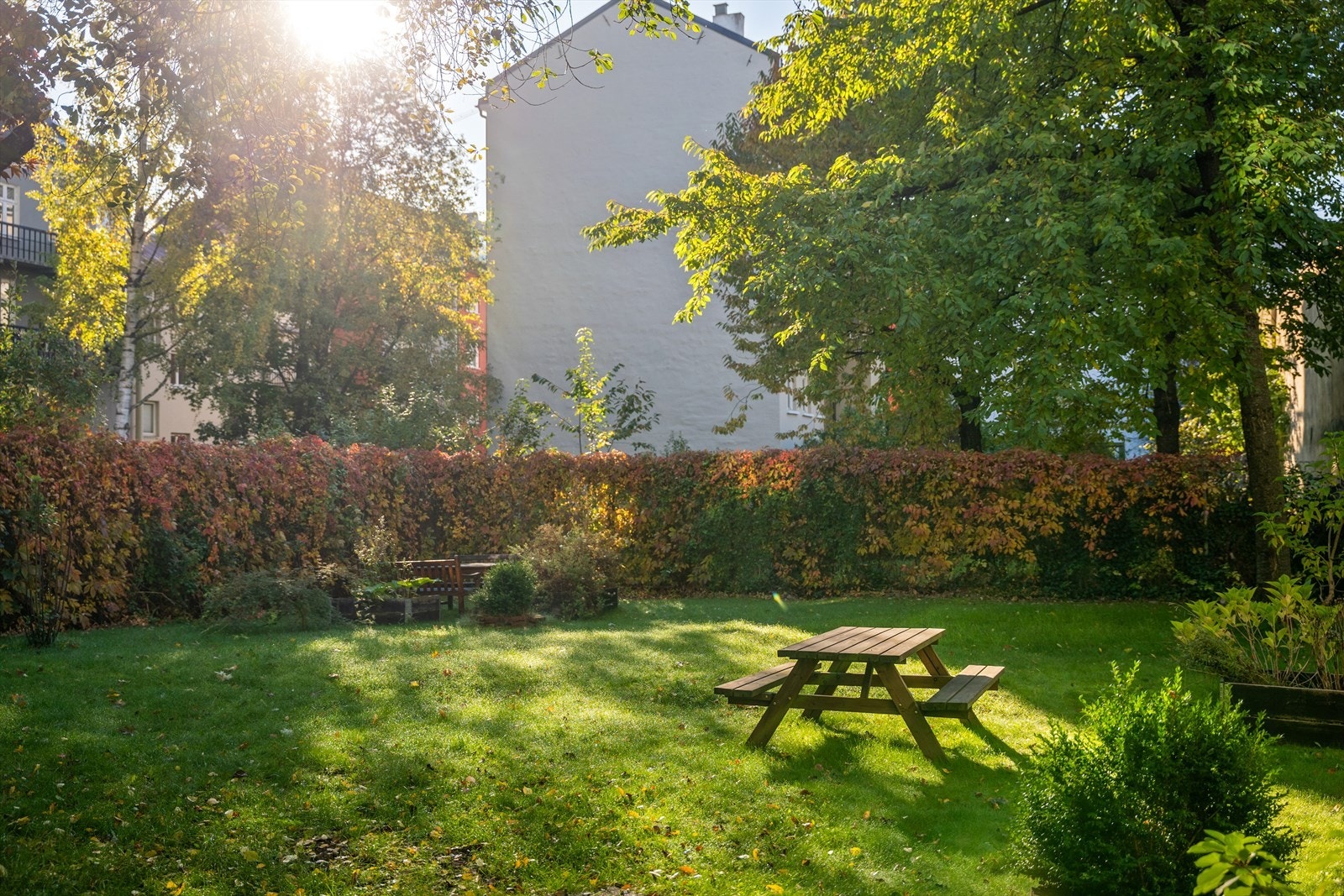 I bakgården er det flere sittegrupper for beboerne. Galleribilde