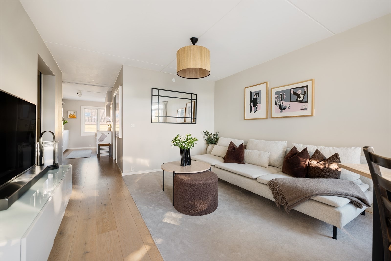 Stuen er lys og luftig med god plass til både sofagruppe og spisebord. Galleribilde