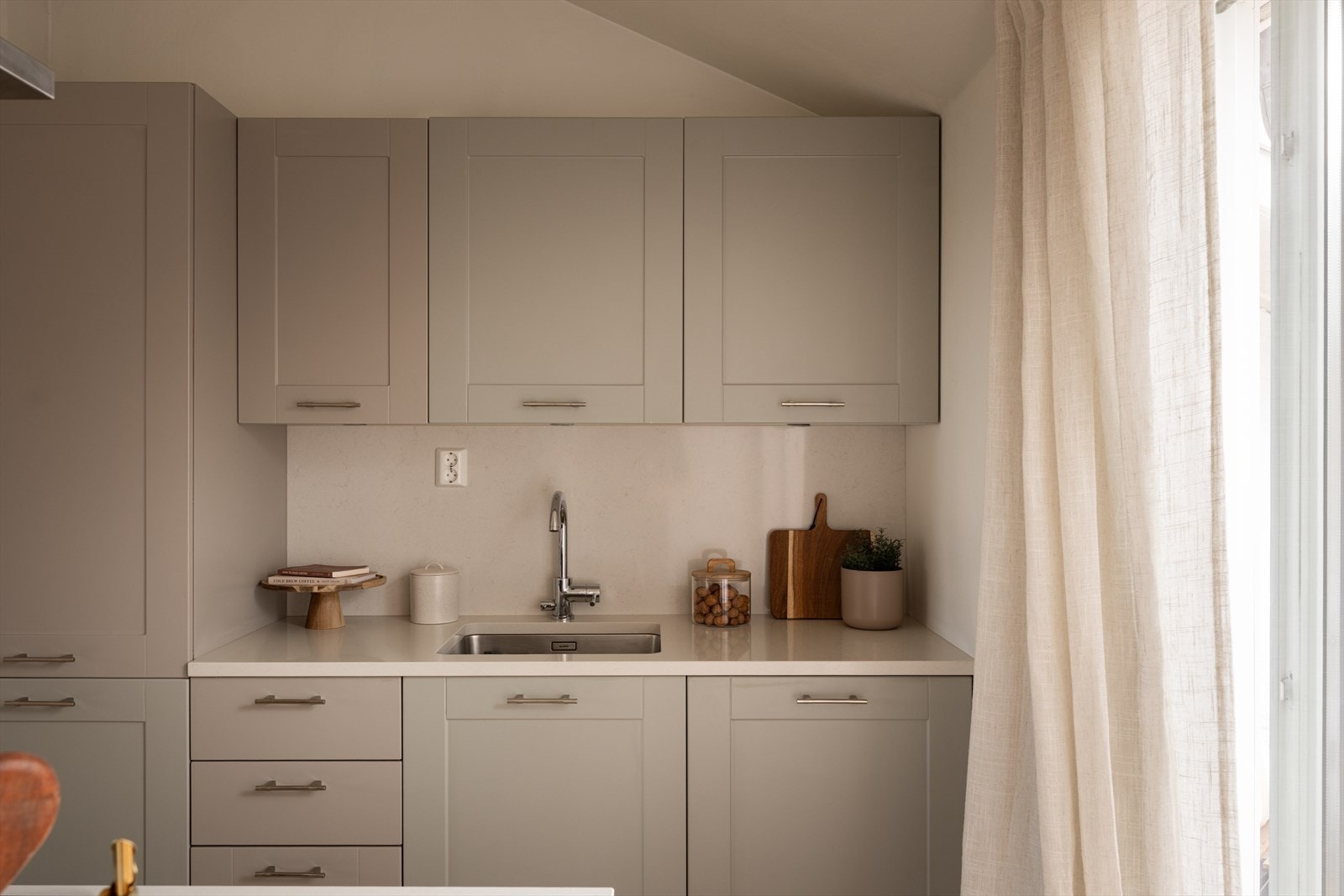 Benkeplatene ble byttet i 2026 og holder høy kvalitet, utført i 93 % kvartskompositt fra Silestone levert av Scangranitt, samt integrerte hvitevarer fra AEG (2026). Galleribilde