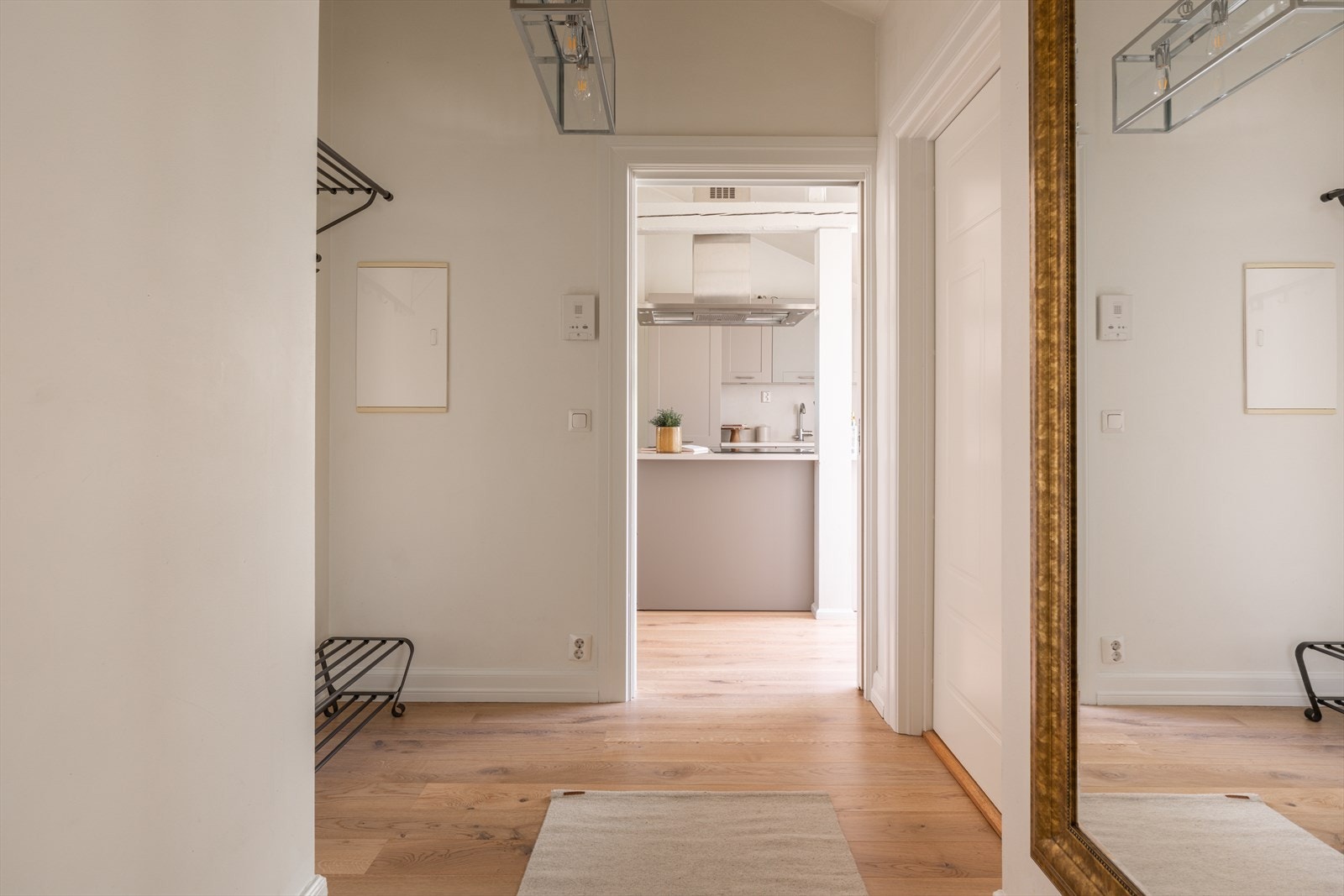 Her er det plass til oppbevaring av sko og oppheng av yttertøy. Galleribilde