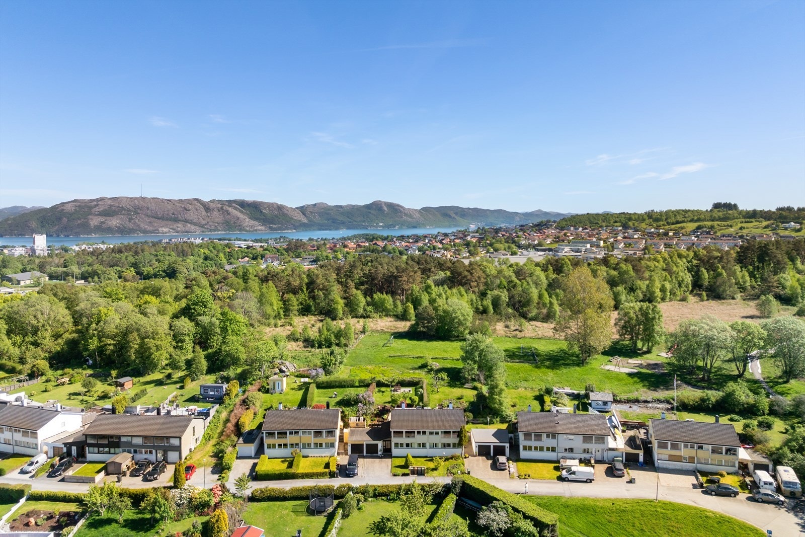 Naturskjønn beliggenhet med fantastisk utsikt over fjorden og fjellene. Boligen grenser direkte til Sørmarka og friområde med fotballbane og lekeplass i umiddelbar nærhet. Her har du natur, lek og rekreasjon rett utenfor døren. Galleribilde