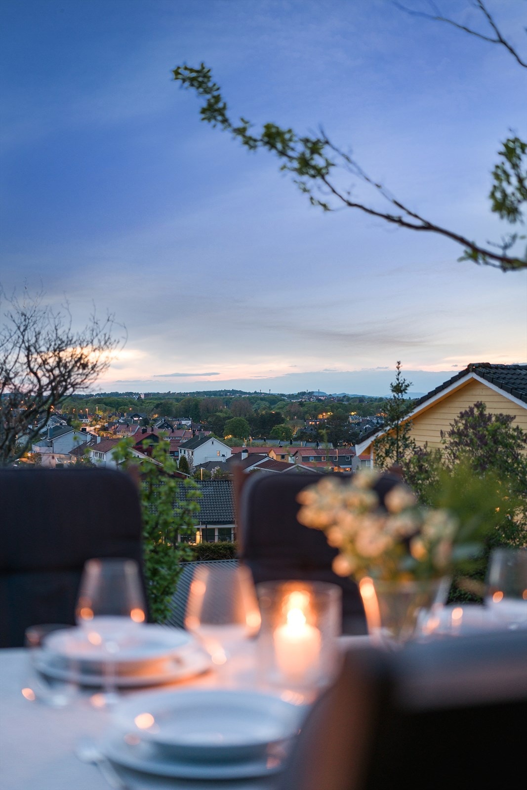 Nyt en fantastisk utsikt over nabolaget fra denne idylliske uteplassen. Perfekt for stemningsfulle kvelder med venner og familie. Galleribilde