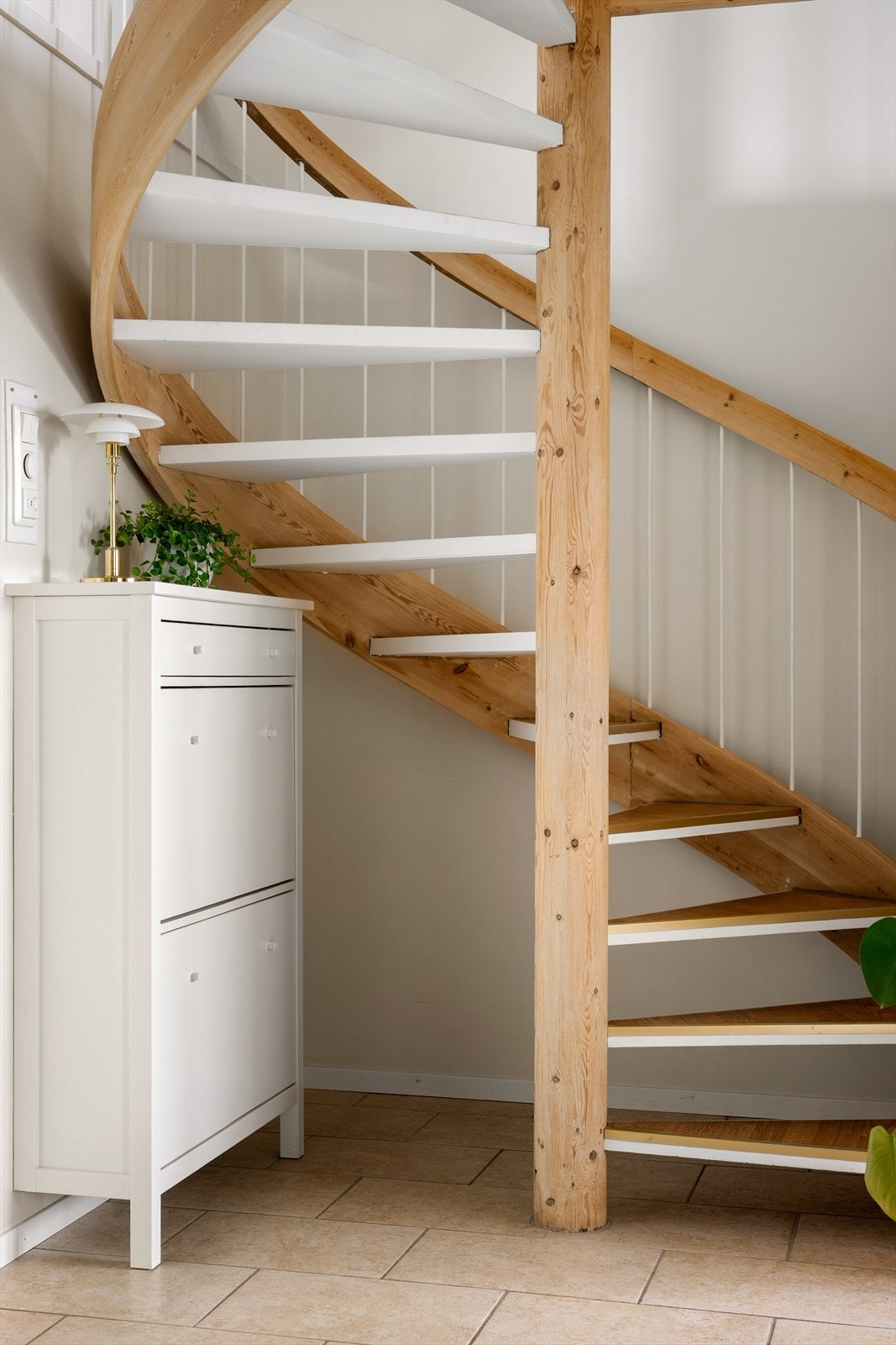 Den lakkerte tretrappen forbinder de to etasjene. Galleribilde