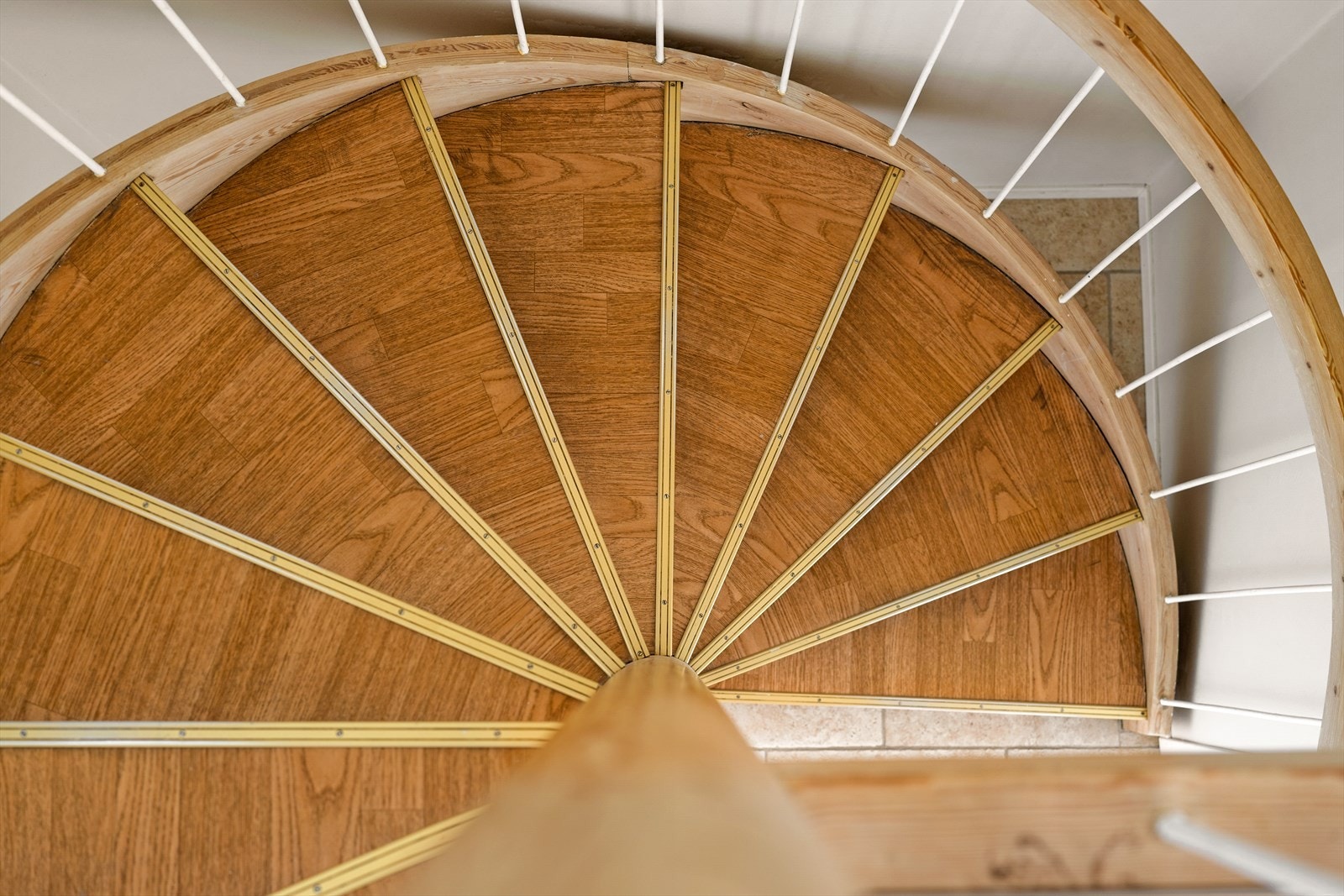 Detalj fra trappen som binder etasjene sammen. Galleribilde