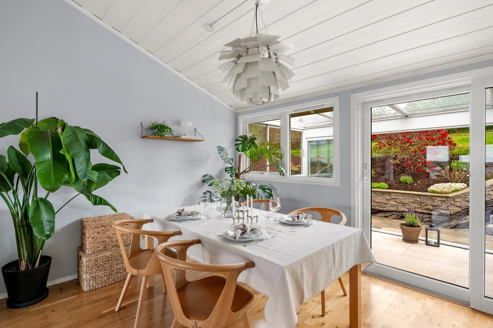 Spisestuen har god plass til langbord og er et naturlig samlingspunkt. Galleribilde
