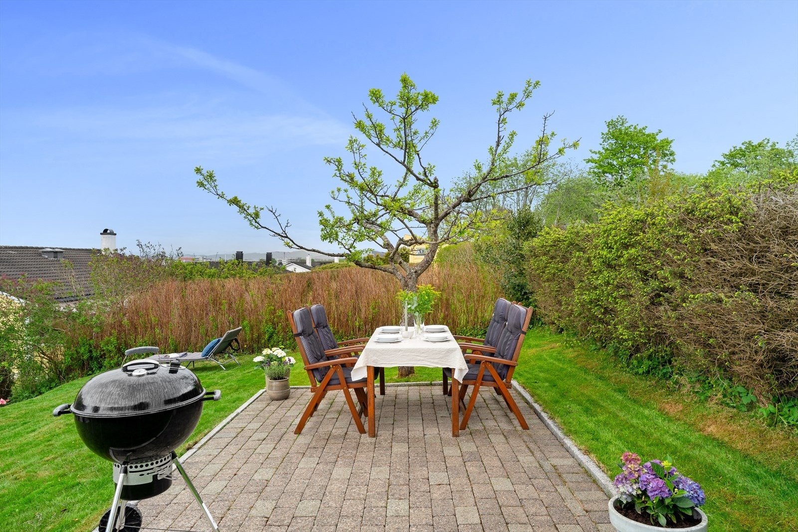 God plass til både grilling og langbord i hagen. Galleribilde