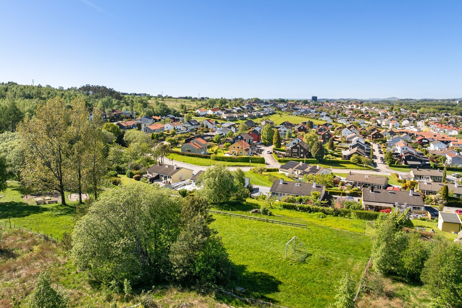 Eiendommen har en svært attraktiv plassering i øverste rekke i feltet, innerst i en blindvei uten gjennomgangstrafikk. Dette gir en rolig, trygg og skjermet atmosfære - ideelt for både familier og deg som ønsker en fredelig hverdag. Galleribilde