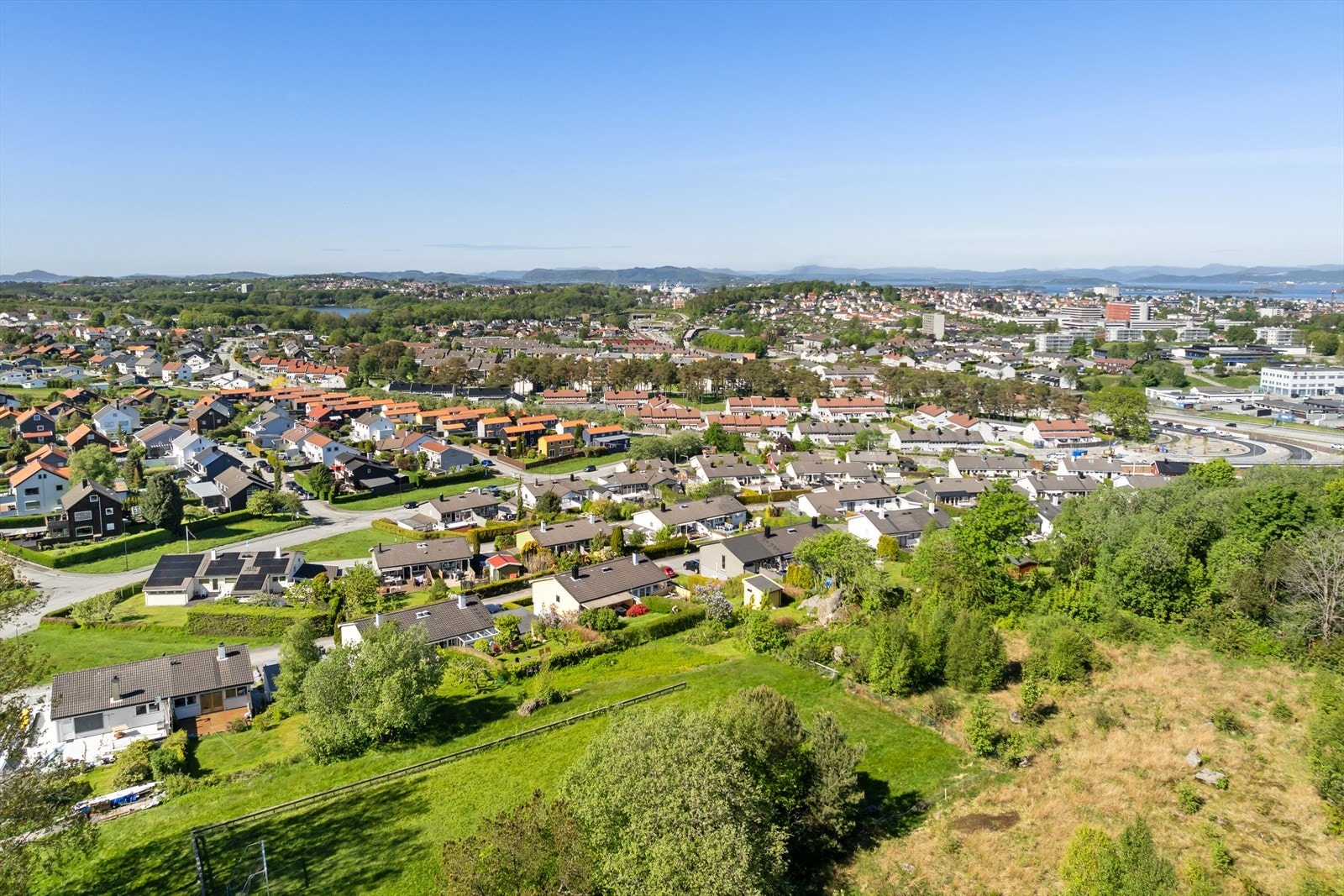 Sjarmerende boligområde med vakker utsikt, nærhet til natur og byfasiliteter. Perfekt for familier som ønsker det beste av begge verdener. Galleribilde