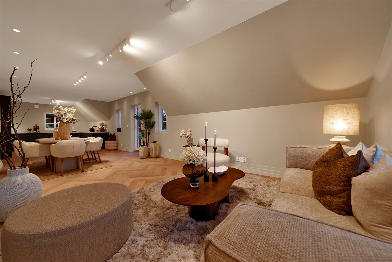 Stue med utstrakt bruk av downlights Galleribilde