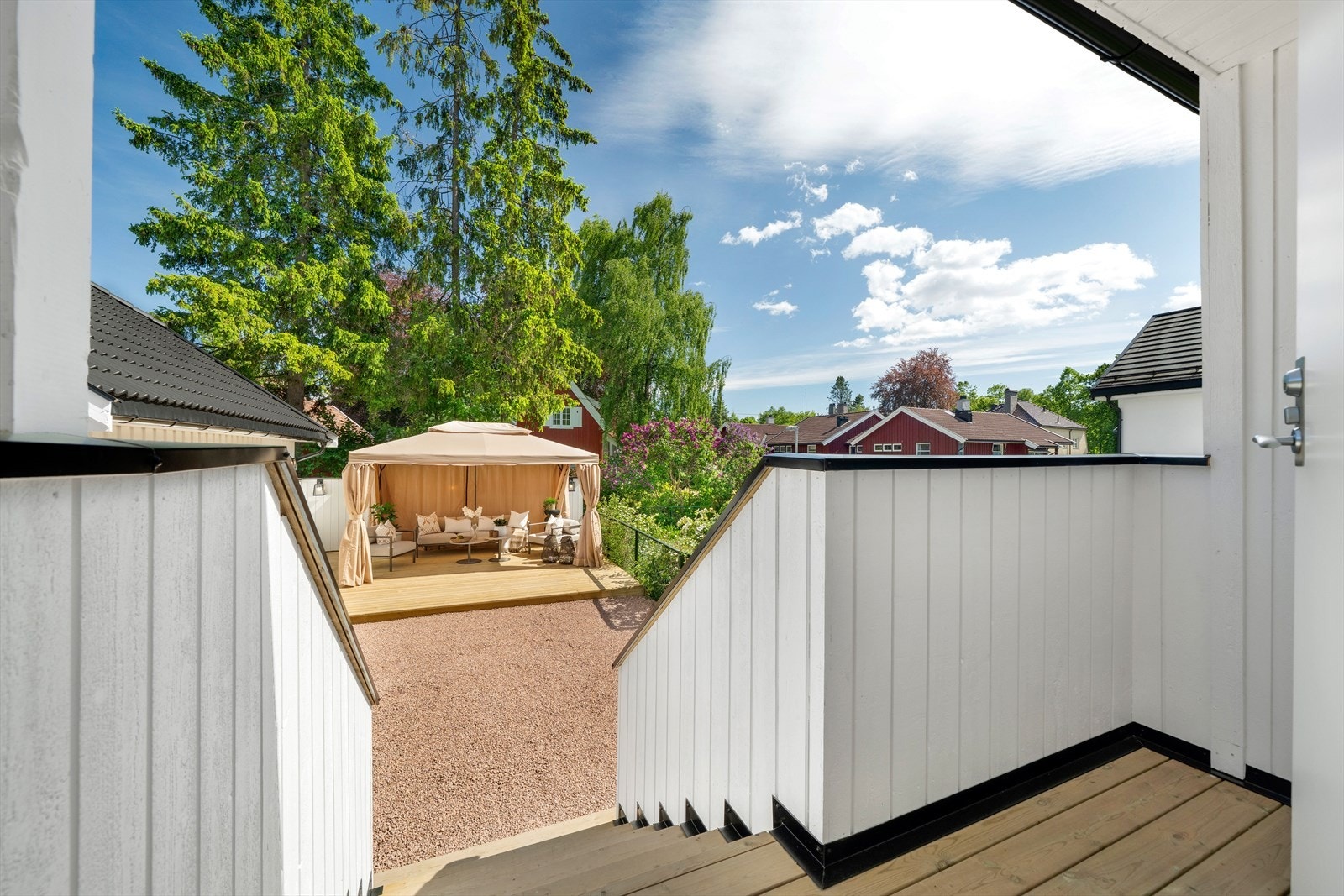 Inngangspartiet og du ser deler av uteplassen til seksjon nr 2 Galleribilde