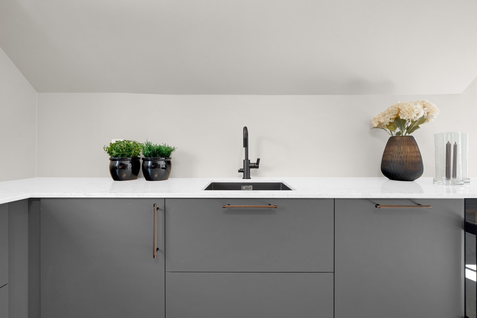 Kjøkken med benkeplate Caesarstone Moorland Fog fra Sigvartsen Galleribilde