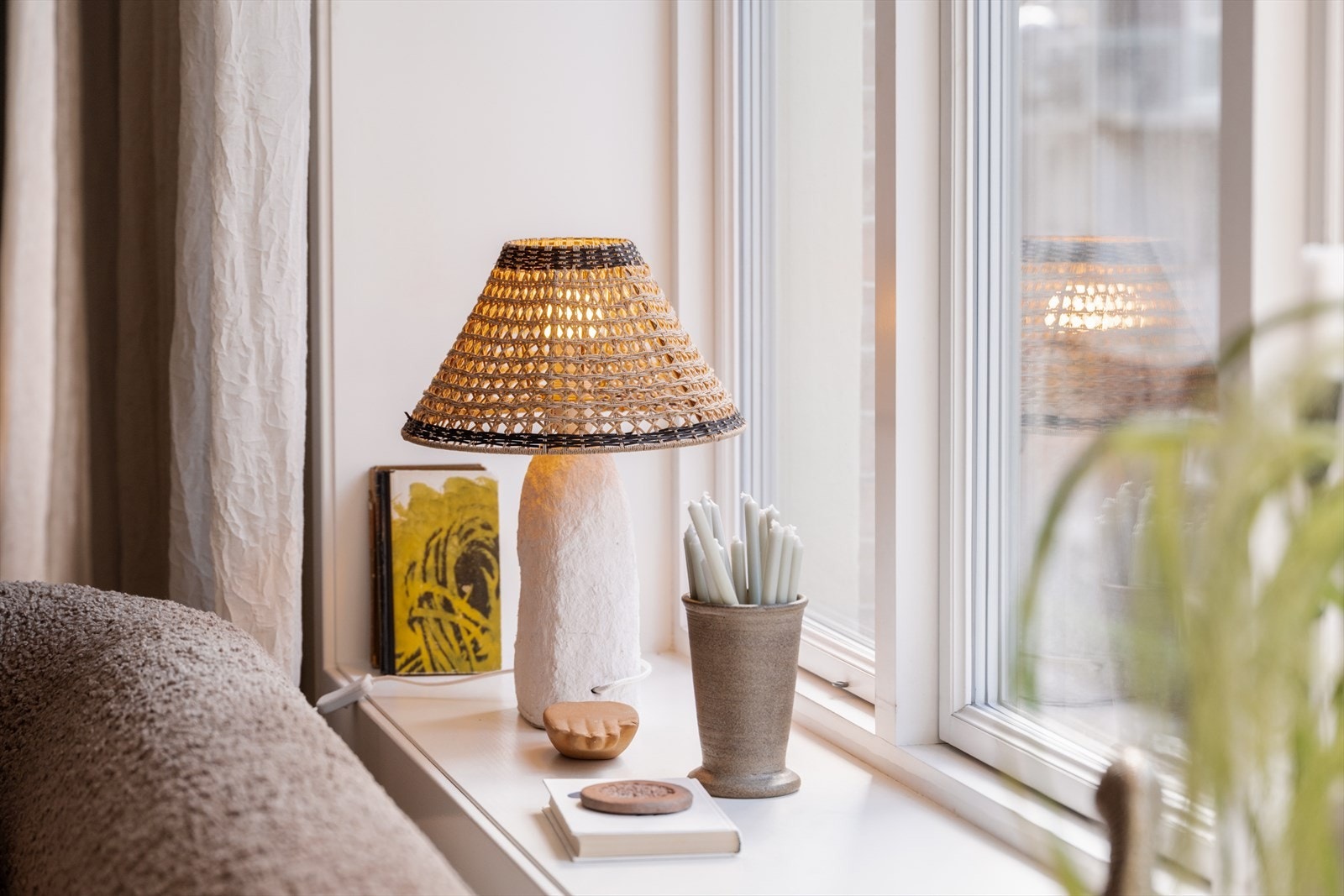 Store vindusflater med ekstra dype vinduskarmer. Galleribilde
