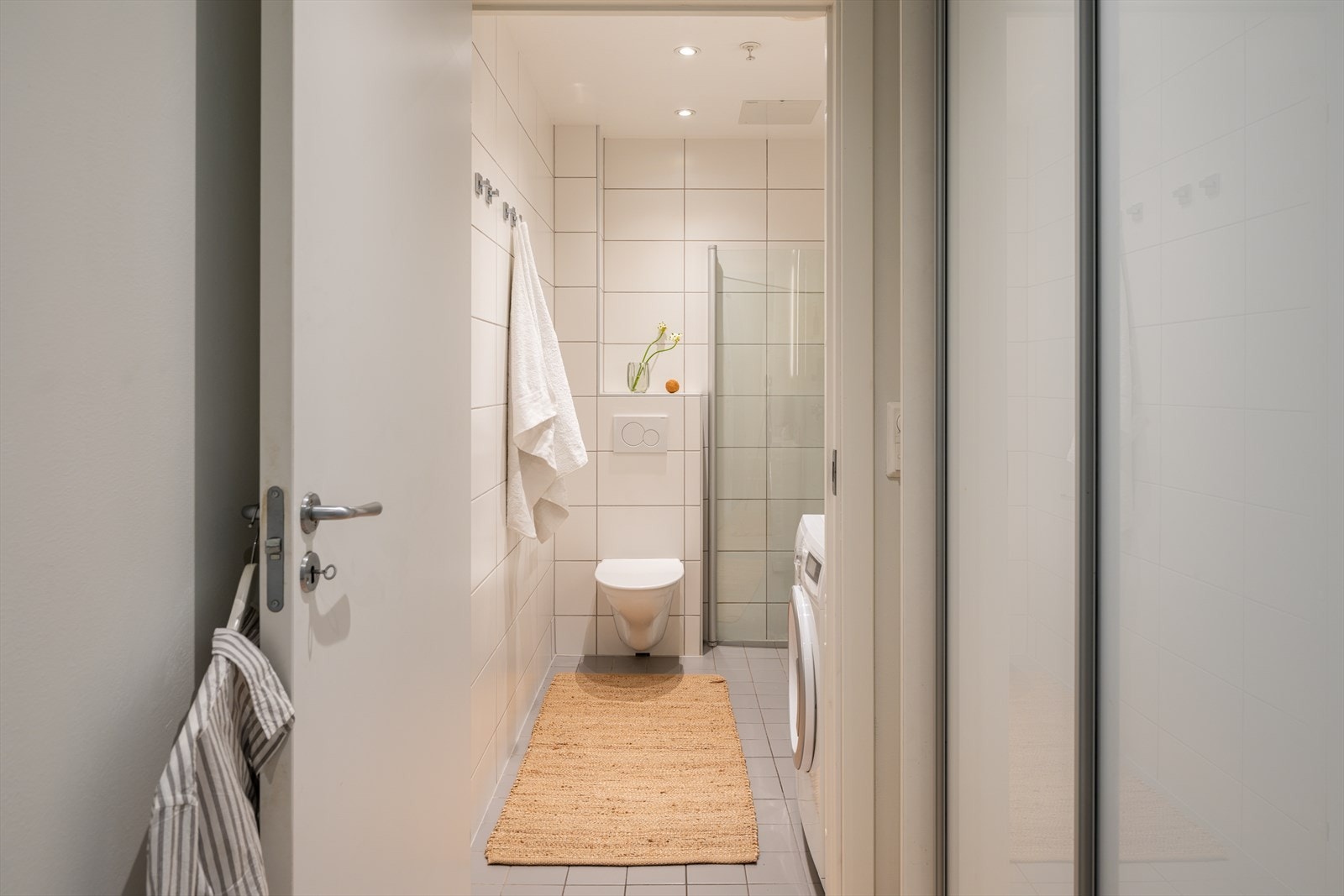 Fra gangen har man inngang til badet. Til høyre i bildet ser du en stor og dyp skyvedørsgarderobe. Dette gir gode lagringsmuligheter i yttergang. Galleribilde