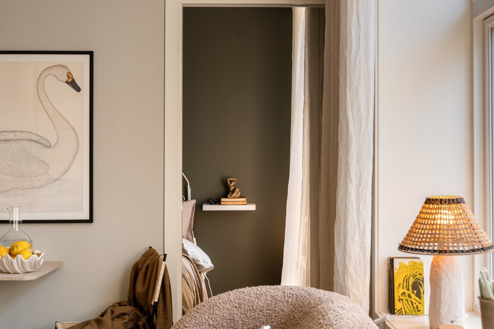 Plassbesparende med to innganger til soverom. Dette gjør at man fint kan ha en dobbeltseng og skyvedørsgarderobe, i tillegg til at man kan gå på hver side av sengen. Galleribilde