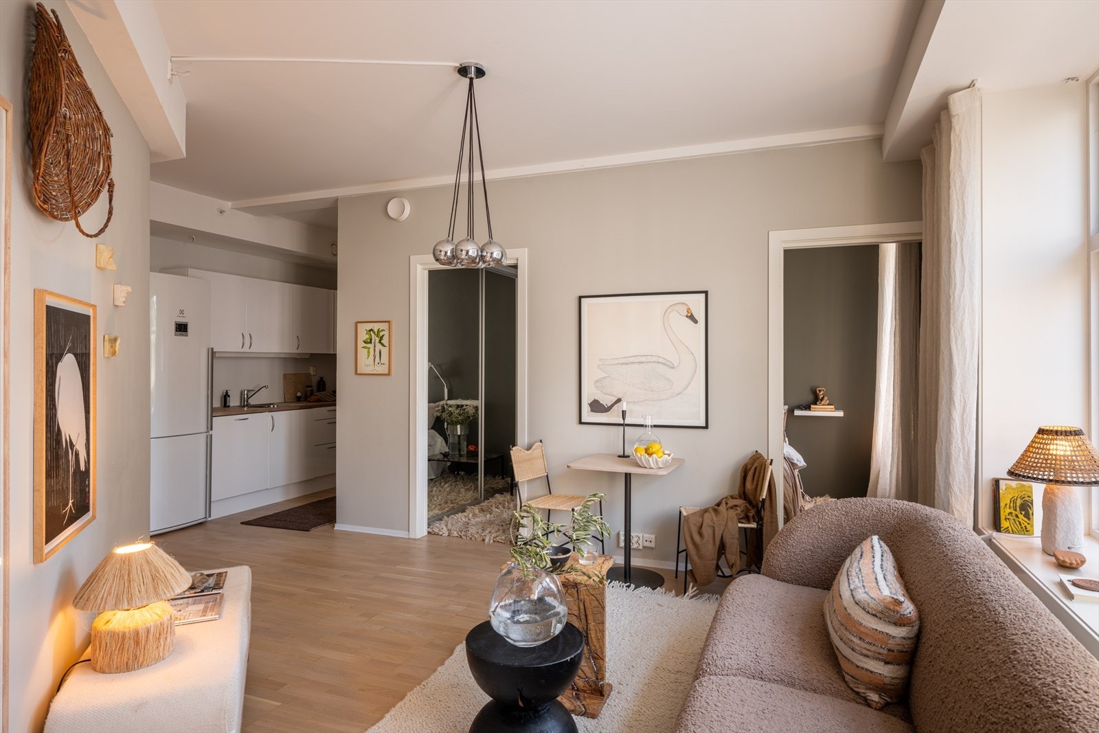 Leiligheten ligger i en ombygget fabrikkbygning og byr på en flott kombinasjon av moderne standard, generøs takhøyde og karakteristiske detaljer som gir boligen en unik atmosfære. Galleribilde