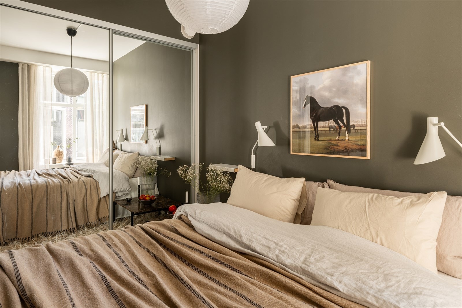 Innerst i rommet er det en stor skyvedørsgarderobe med speilfronter. Dette gir gode lagringsmuligheter. I tillegg har man plass til nattbord, og eventuelt vegghengte skap over seng. Galleribilde