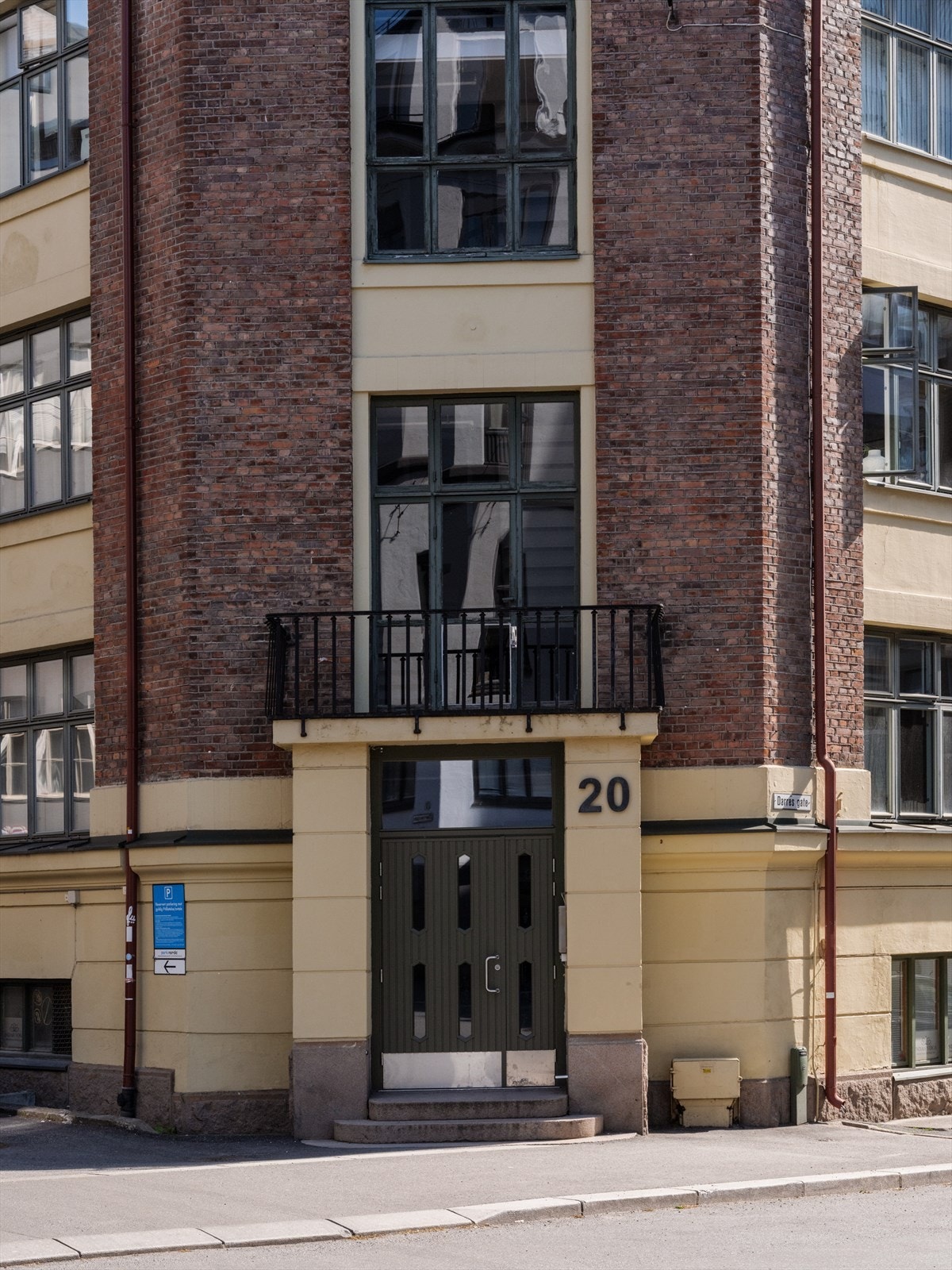 Det finnes også en felles balkong i 2. etasje, se bilde. Galleribilde