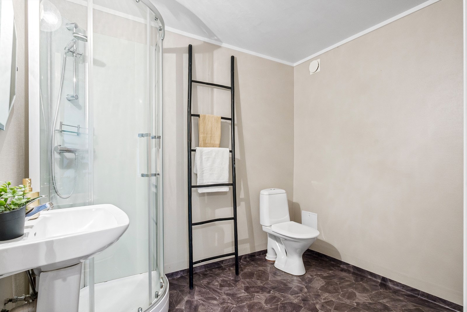 Badet har ukjent opprinnelig alder. Bruk av dusjkabinett bidrar til redusert vannbelastning ved dagens bruk. Galleribilde