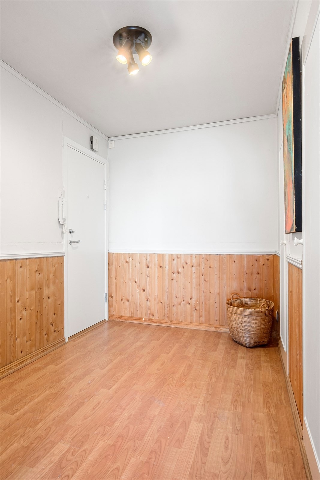 Leiligheten har enkel adkomst i underetasjen, men kun få trappetrinn ned. Galleribilde