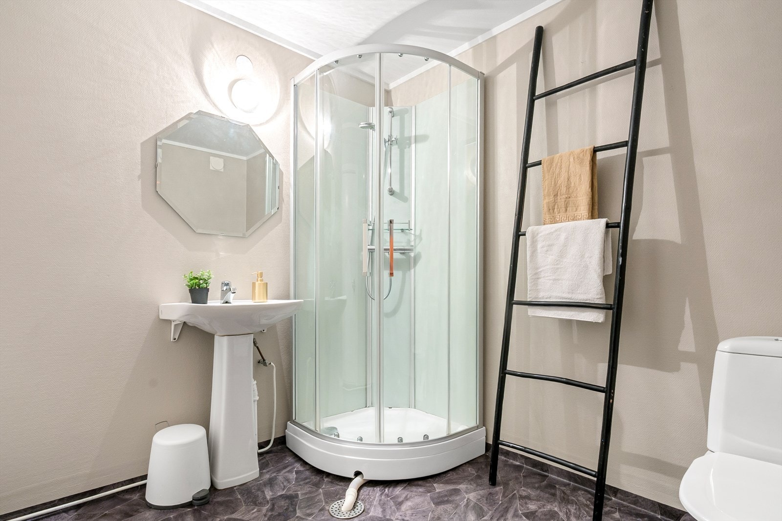 Det var en vannskade i 2019 som følge av lekkasje fra leiligheten over. Badet fikk nytt gulvbelegg og nye veggflater, og sanitærutstyr ble demontert og montert på nytt. Galleribilde