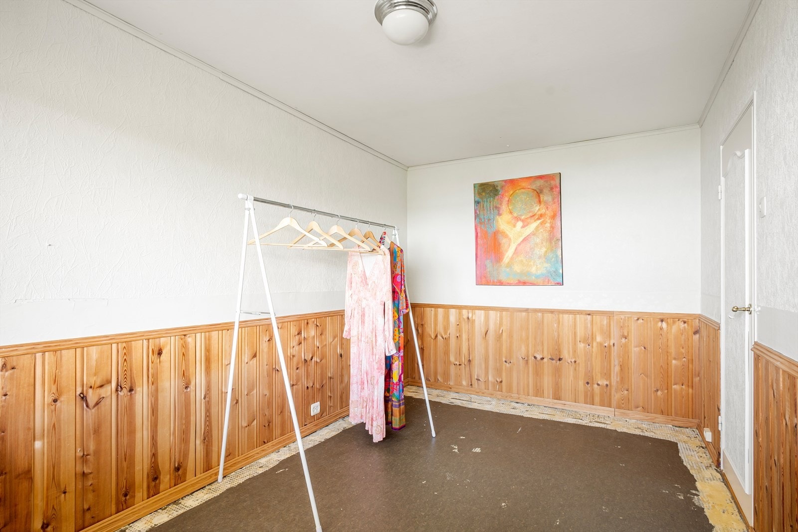 Vegg-til-vegg-teppet er nylig fjernet. Galleribilde