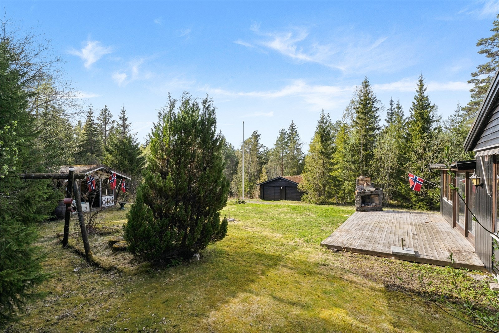 Romslig tomt med plenarealer og fin beliggenhet omgitt av skog og natur. Galleribilde