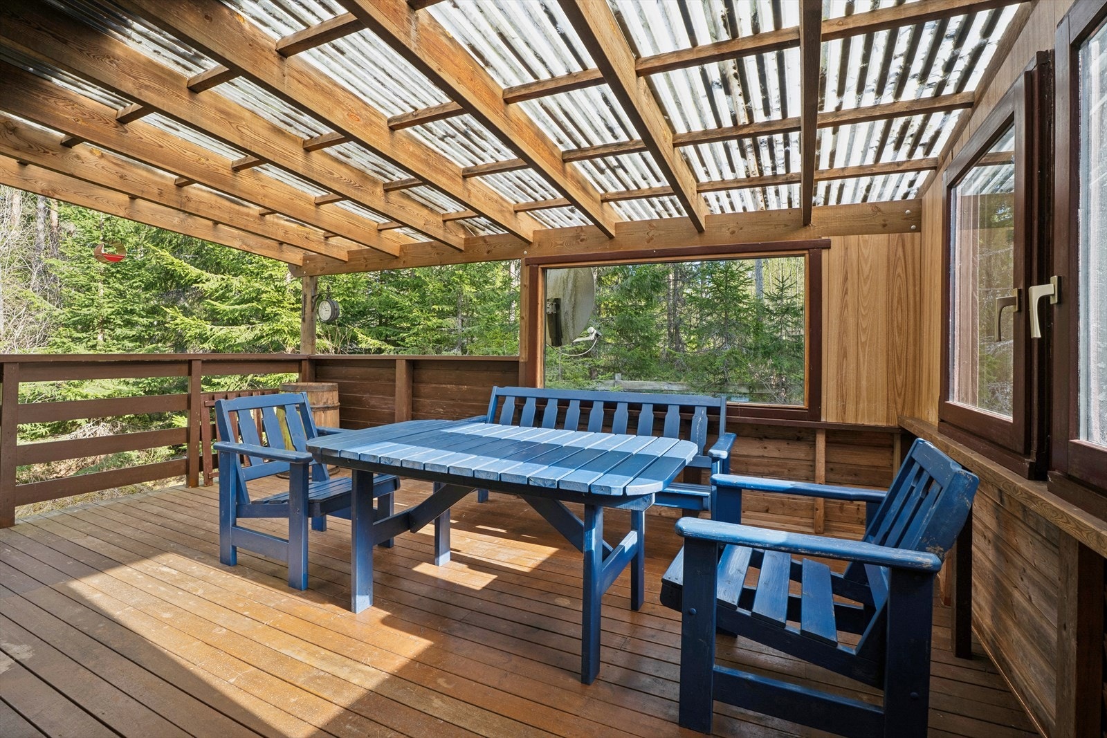 Fra kjøkkenet er det utgang til overbygget terrasse med sitteplass, perfekt for bruk store deler av året. Galleribilde