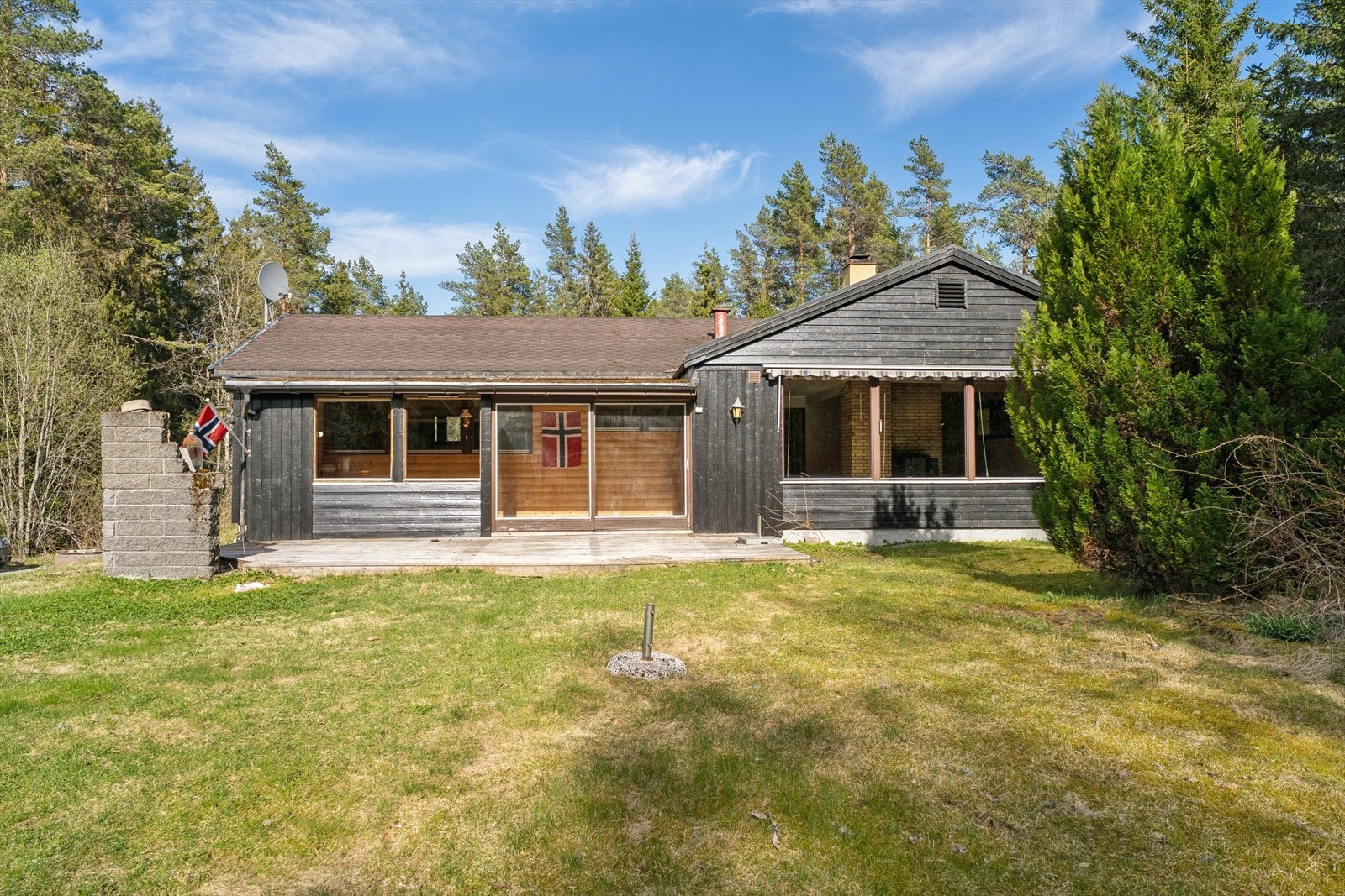 Boligen er beliggende i grønne, idylliske omgivelser og befinner seg i planområde S-4927 som er tiltenkt som en ny bydel "Gjersrud Stensrud". Det foreligger mulighetsanalyser fra kommunen, Obos m.m. Galleribilde