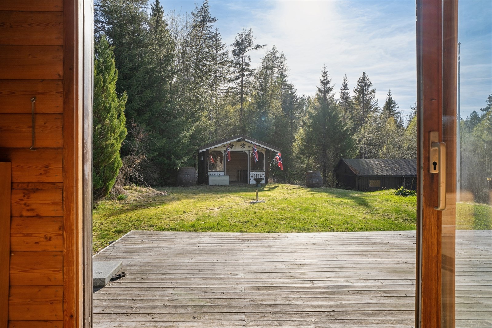 Fint utsyn fra vinterhagen. Vinterhagen leder videre til vestvendt terrasse på ca. 27 kvm. Galleribilde