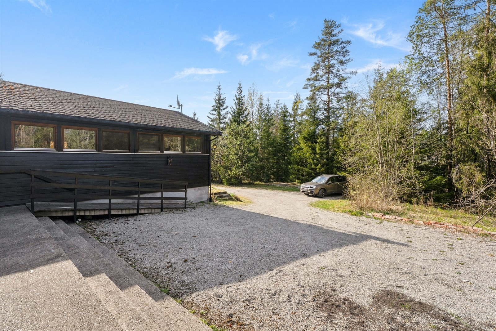 Romslig gårdsplass med gode parkeringsmuligheter ved inngangspartiet. Galleribilde