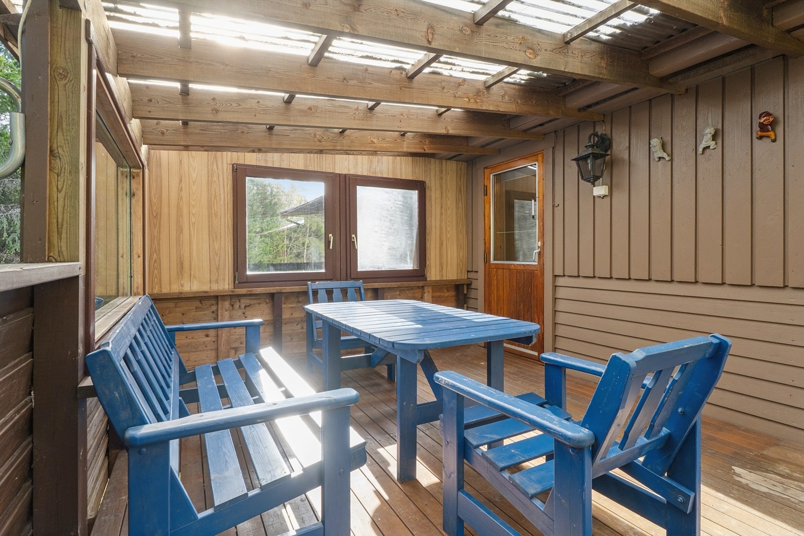 Lun og skjermet terrasse, perfekt for uteservering. Galleribilde
