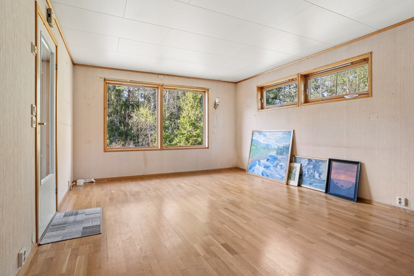 Meget romslig stue i hoveddelen med god plass for både sofaløsning, spisebord og tilhørende møblement. Galleribilde