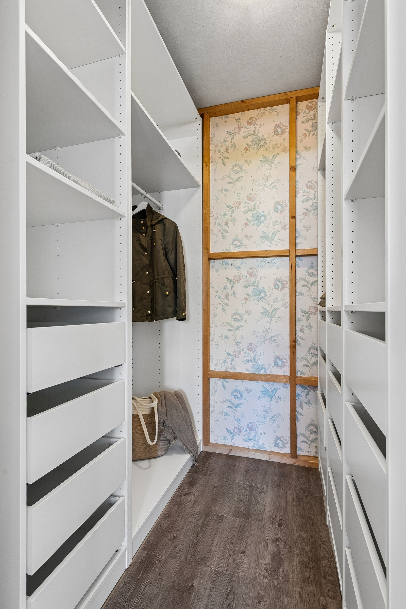 I tilknytning til det største soverommet er det et walk in closet med god lagringsplass. Galleribilde