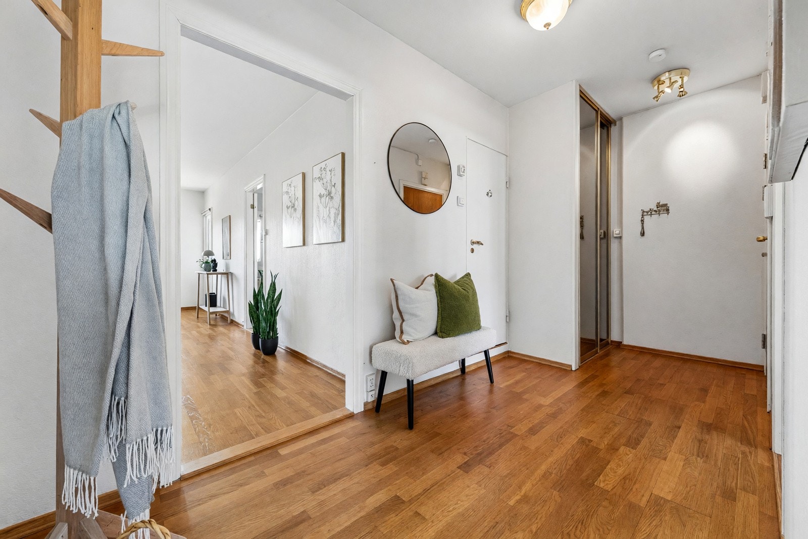 Romslig entre med god plass til å henge fra seg yttertøy og sette fra seg sko. Galleribilde