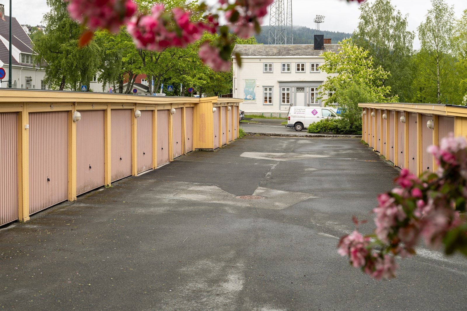 Parkeringsplassene eies av Trondheim kommune og kan tildeles etter søknad til TOBB, dersom det er ledig. Her er det både utendørs parkering og garasjeplass, med mulighet for lading av elbil. Borettslaget disponerer 3 gjesteparkeringsplasser. Galleribilde