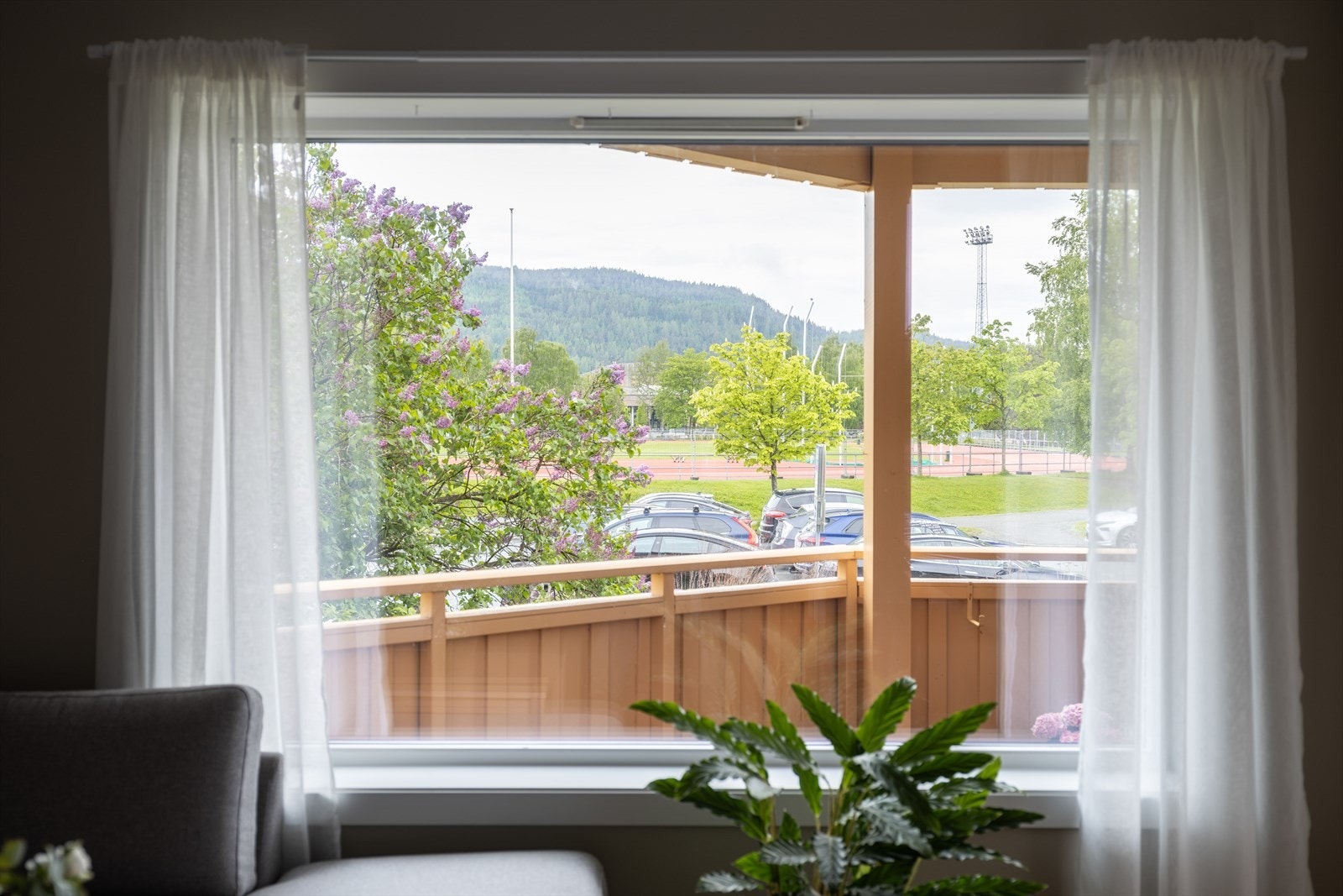 Her bor du i umiddelbar nærhet til NTNU, Helgasetr, Spektrum og St. Olavs hospital. Tross sentral beliggenhet er elvepromenaden din nærmeste nabo som byr på fantastiske turmuligheter. Galleribilde
