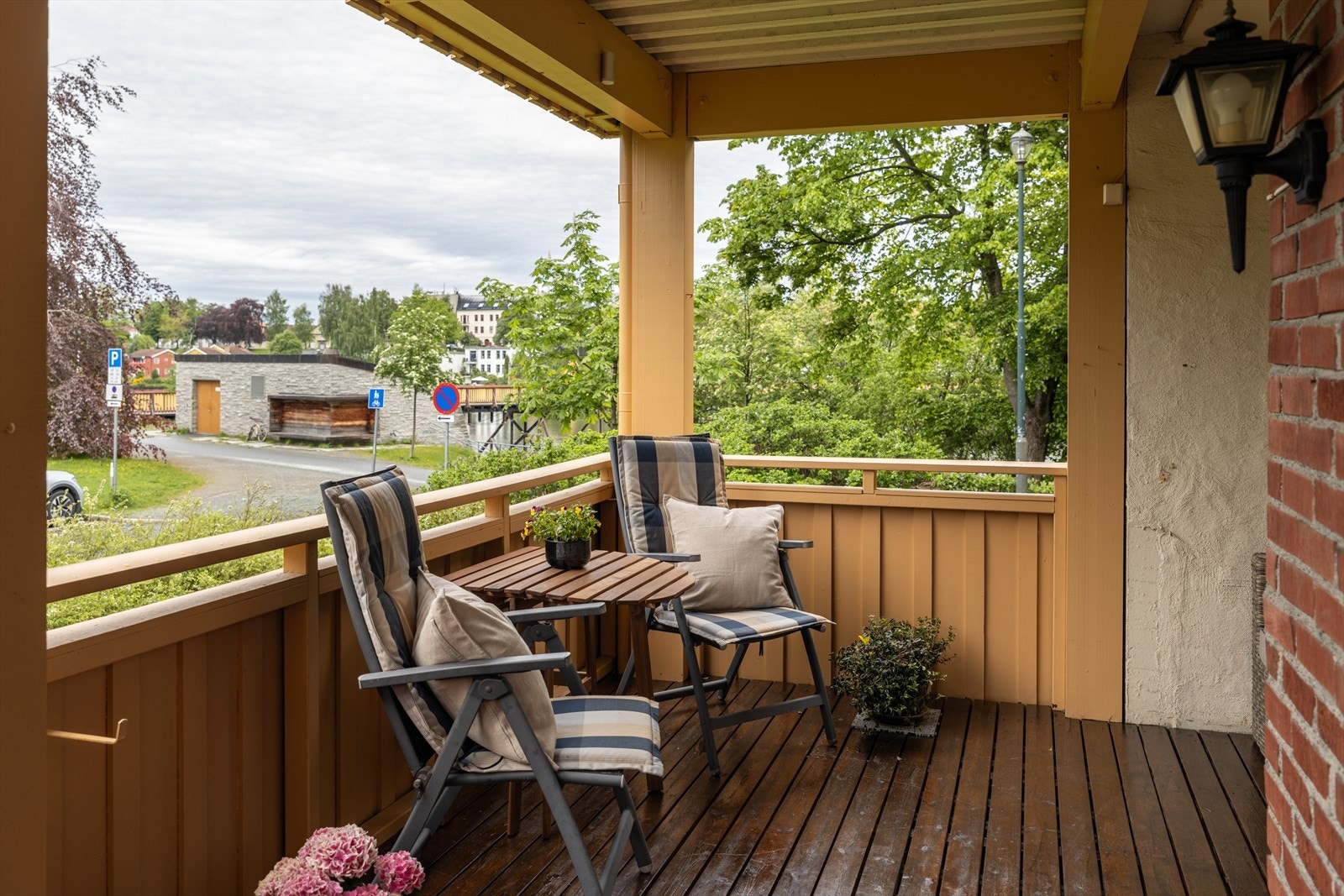 Direkte fra stua ligger leilighetens overbygde veranda. Verandaen er vestvendt og byr på gode solforhold. Galleribilde