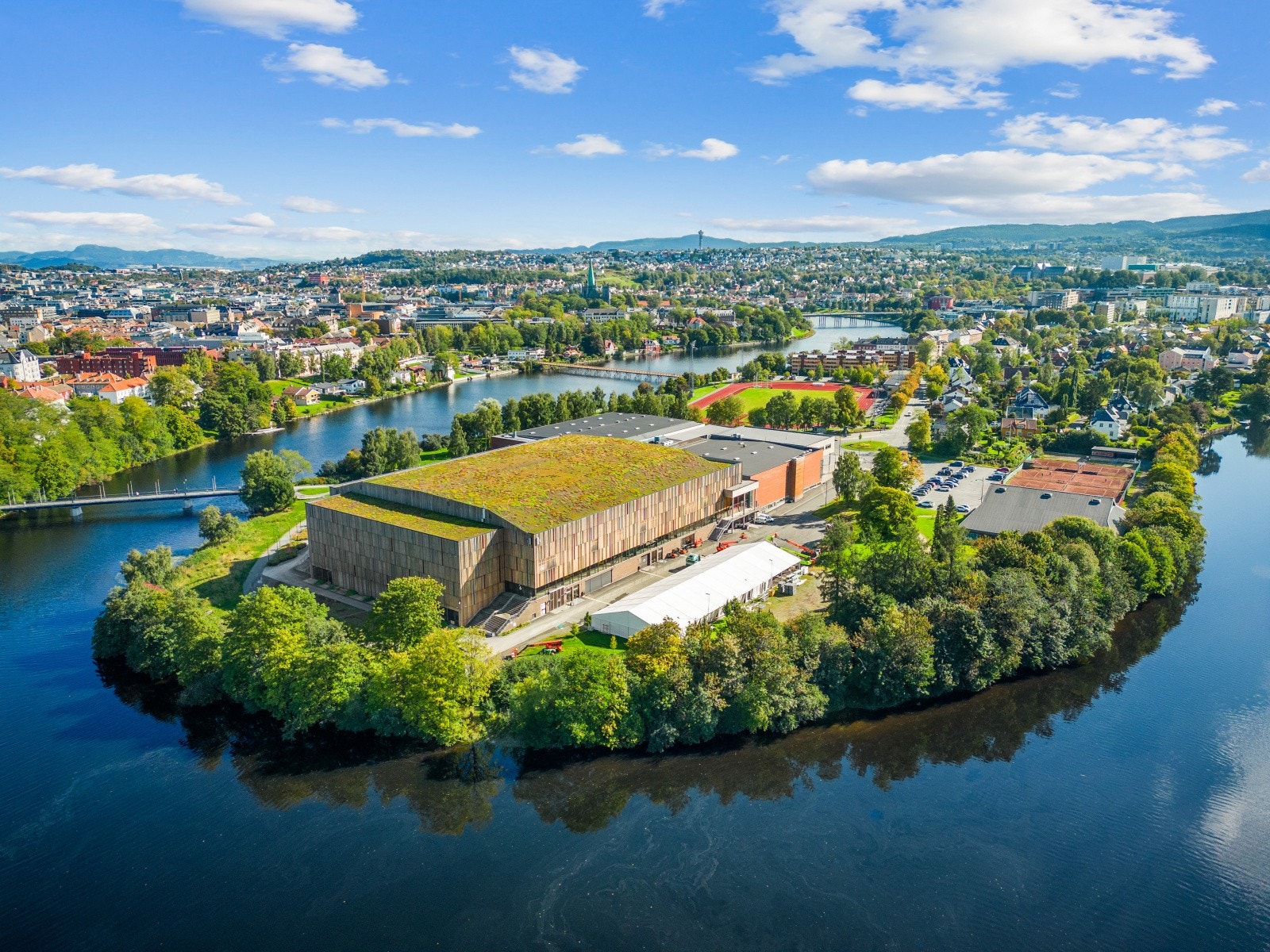 På Øya finner man Trondheim spektrum som er en flerbruksarena i Trondheim. Spektrum byr på mange arrangementer i løpet av året og ligger rundt 3 minutters gange unna. Galleribilde