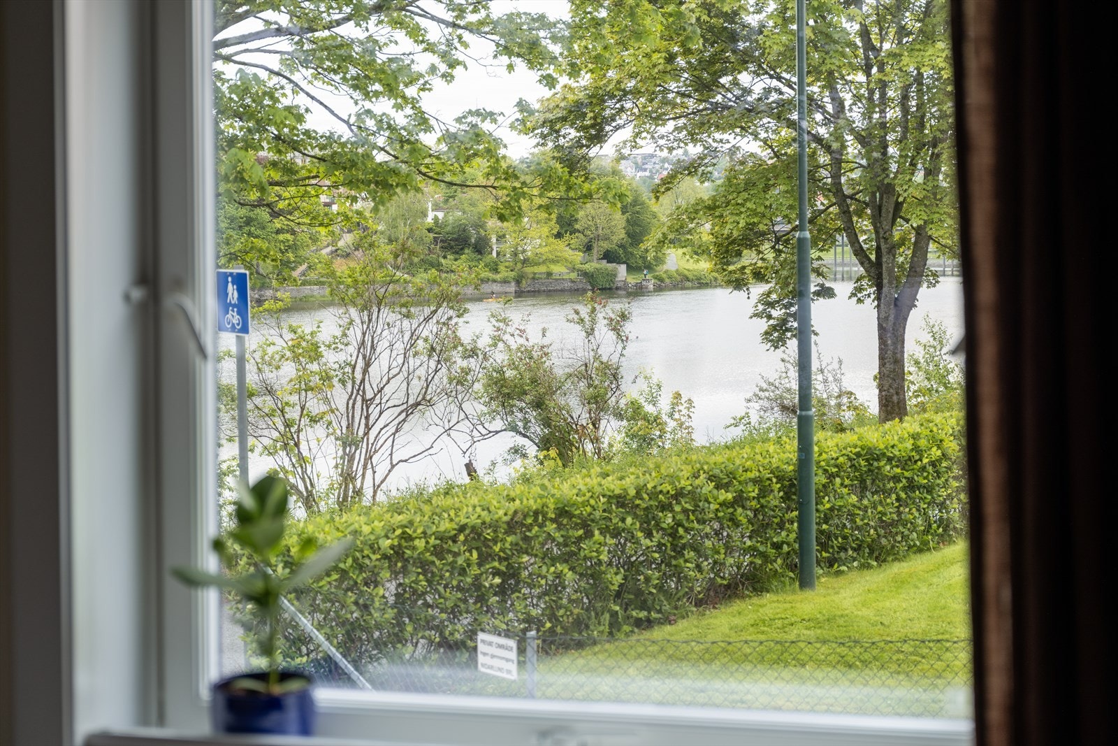 Soverommet vender ut mot rolige omgivelser, samt utsikt over nidelven! Galleribilde