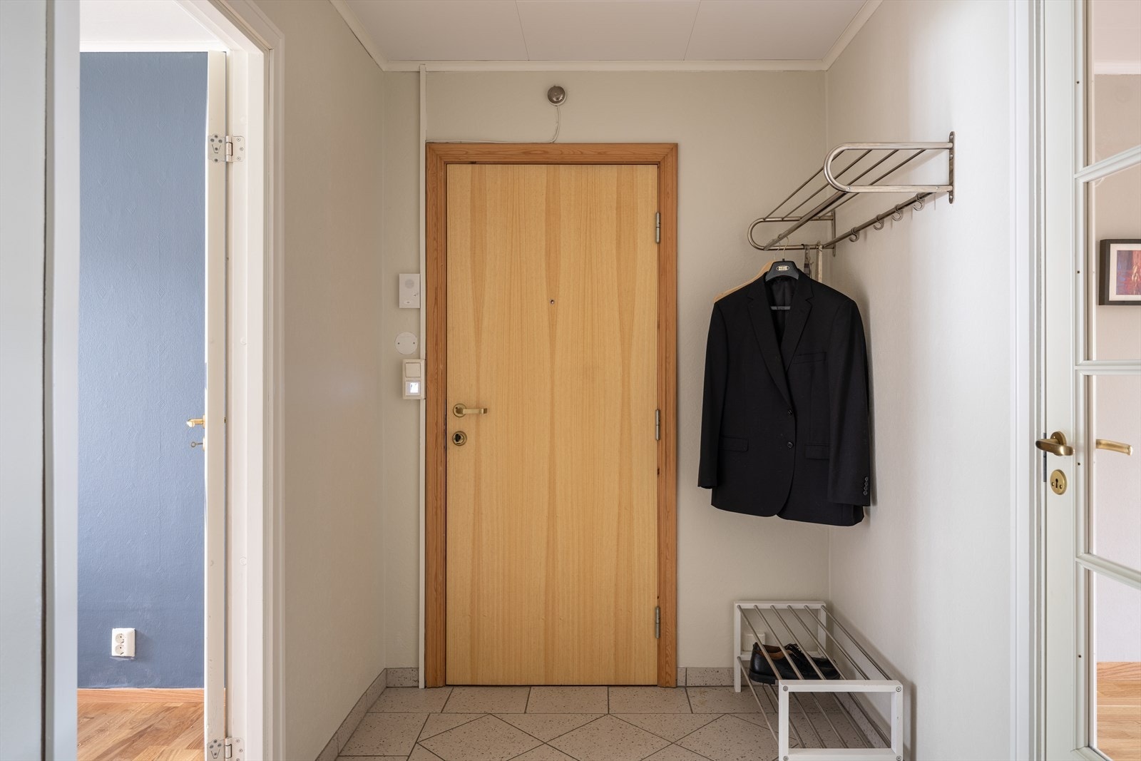 Innbydende entré på 6m² med gode muligheter for praktisk oppbevaring av yttertøy og sko. Galleribilde