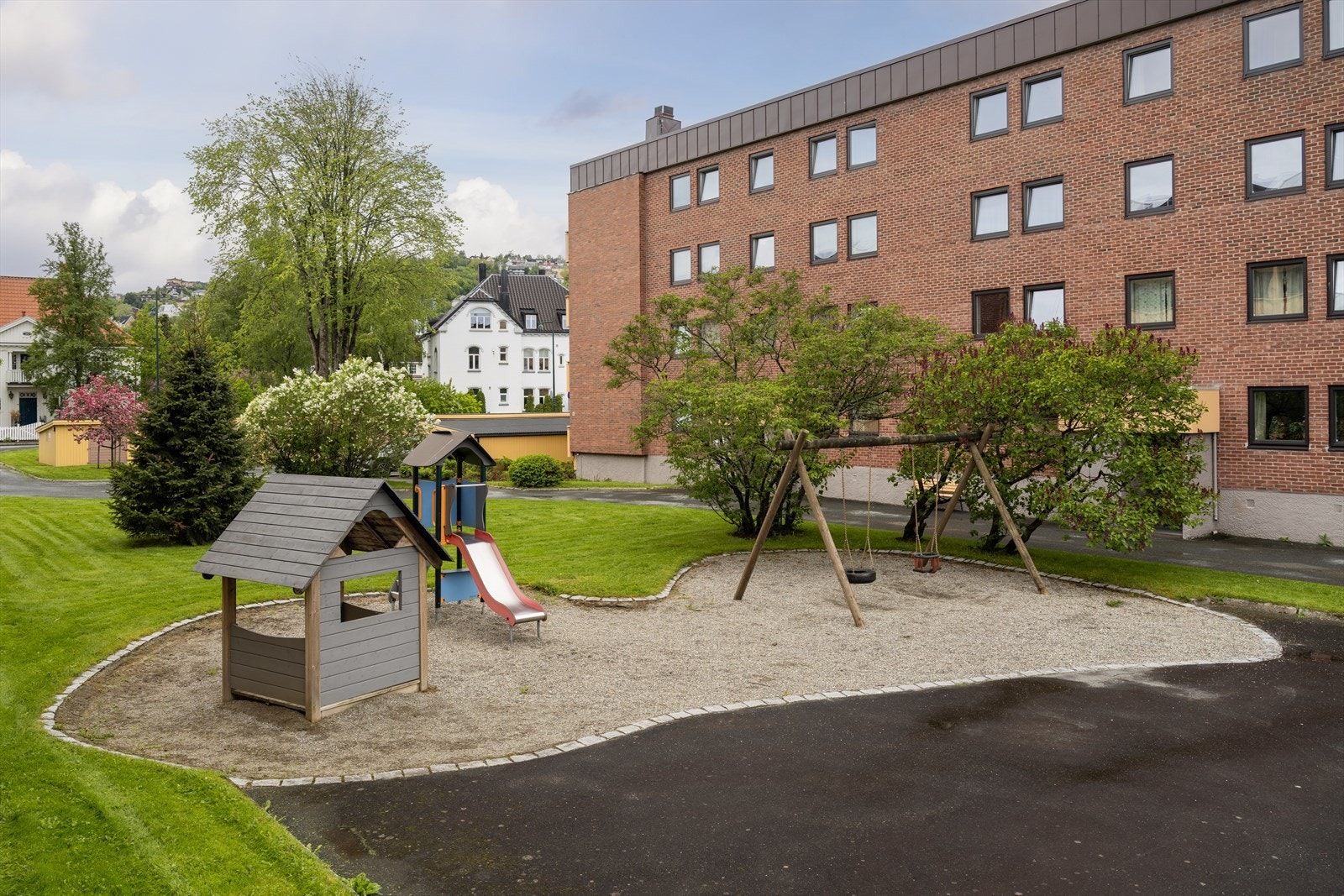 Det også flotte fellesområder med både lekeplass og sosiale sittegrupper. Galleribilde