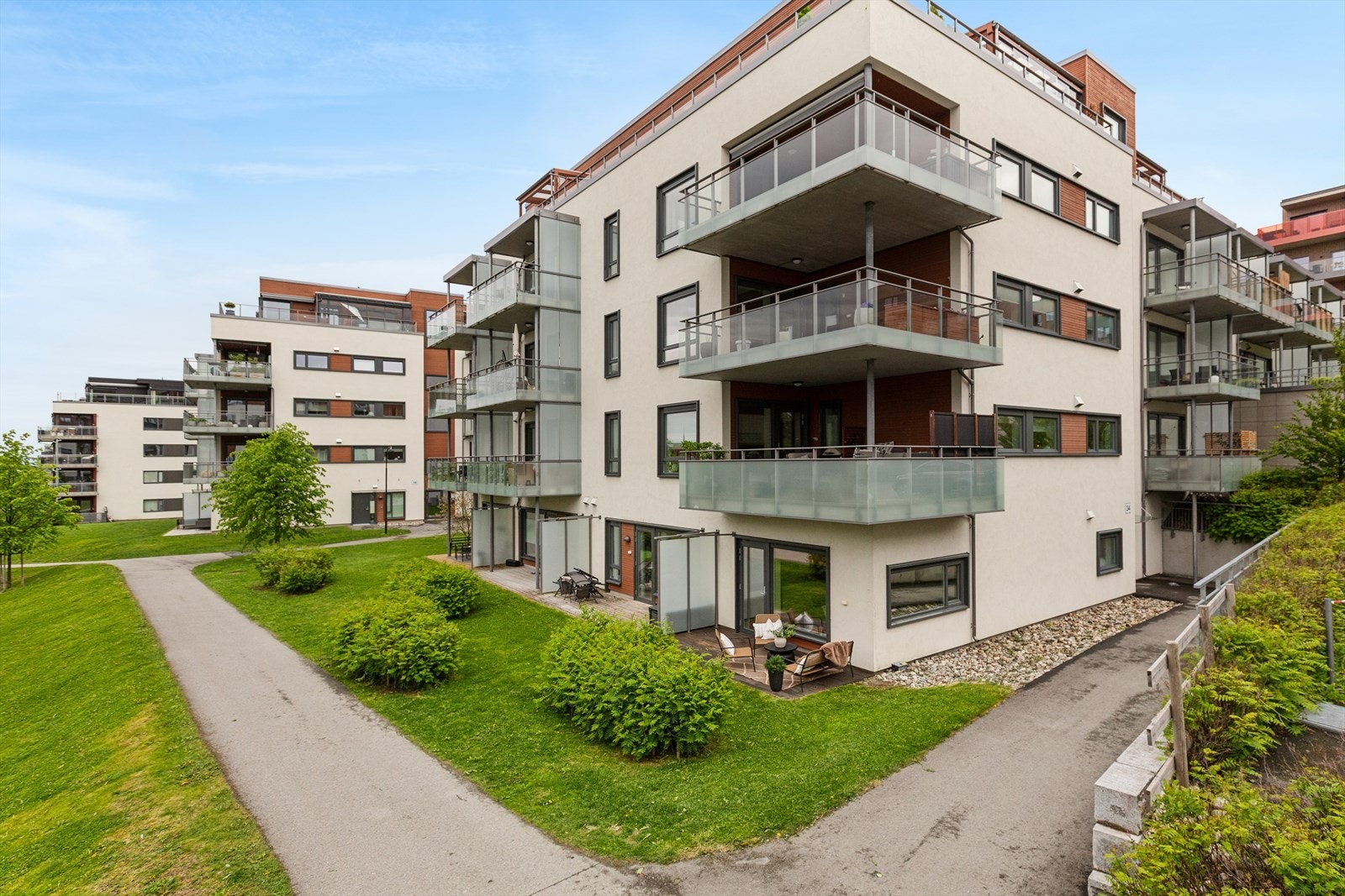 Hjørneleilighet med fast p-plass. Godt med lagerplass. Galleribilde