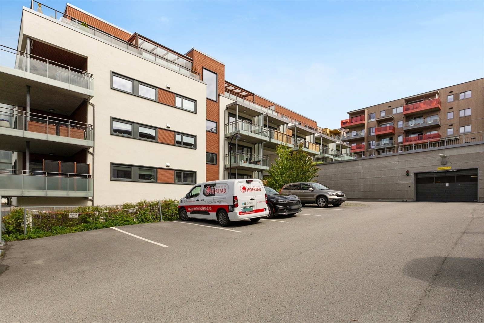 Leiligheten har fast p- plass. Gode bussforbindelser. Galleribilde