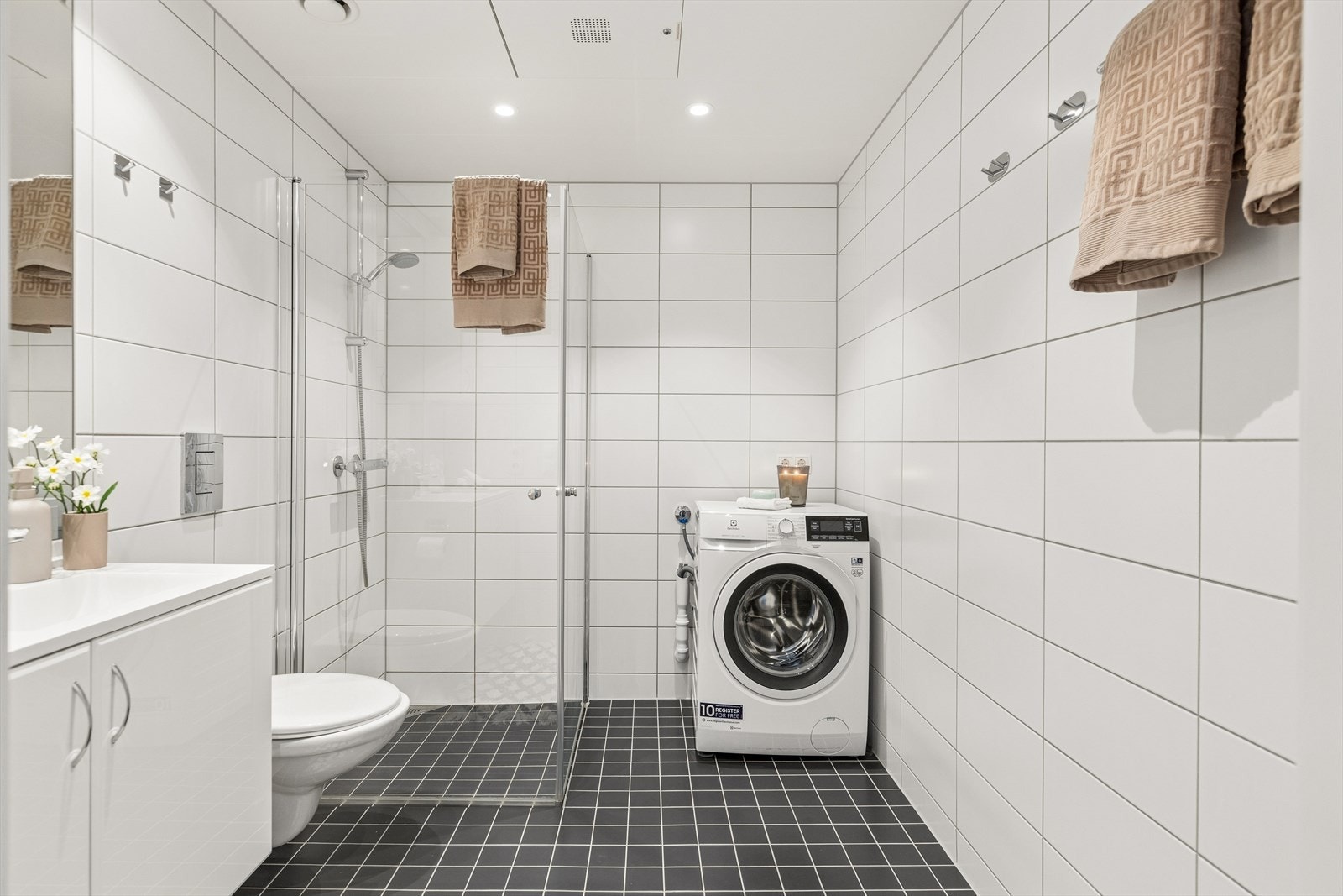 Badet har fått TG 1 fra takstmann. Downlights i tak. Galleribilde