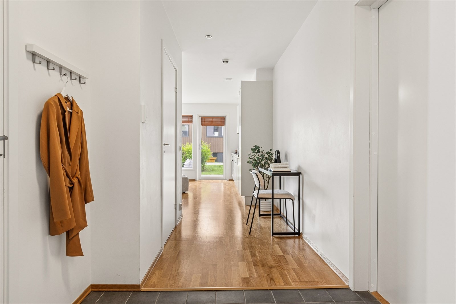 Leiligheten har en gjennomgående god standard og god planløsning. Flis på gulv i gangen. Galleribilde