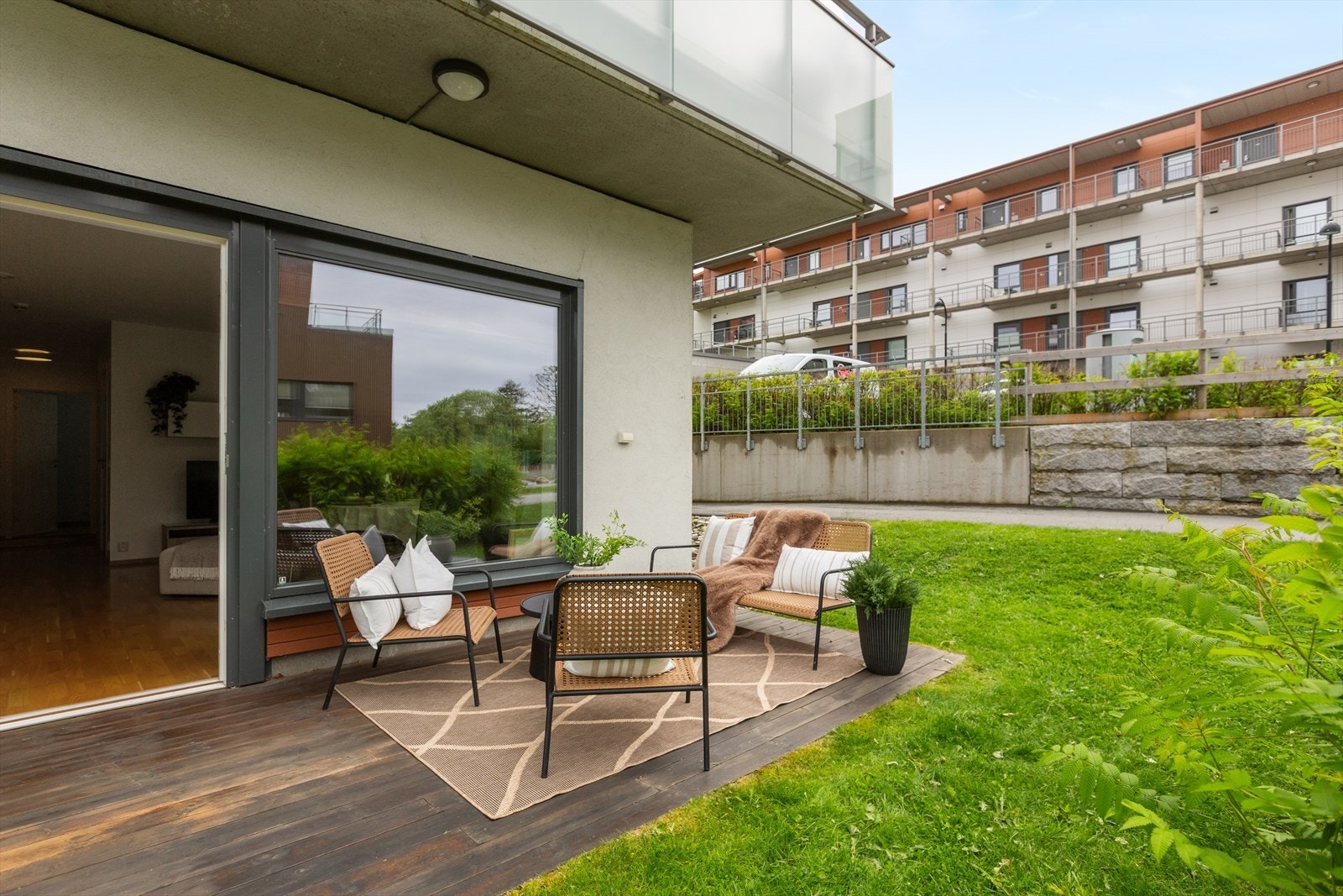 Fra stuen er det utgang til solrik markterrasse som er en super forlengelse av stuen på sommerhalvåret. Galleribilde