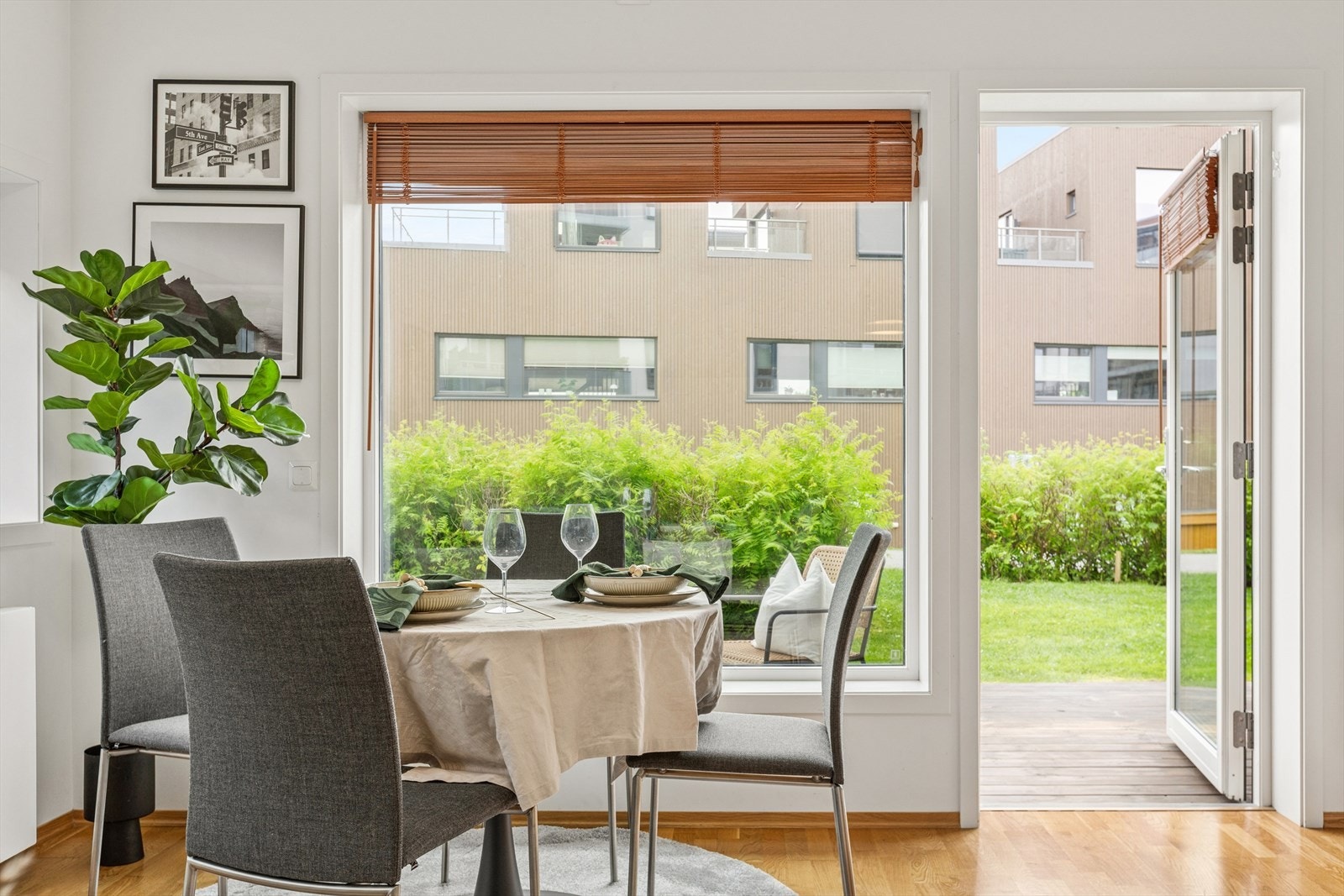 Leiligheten har store vindusflater som gir god med lysinnslipp. Galleribilde