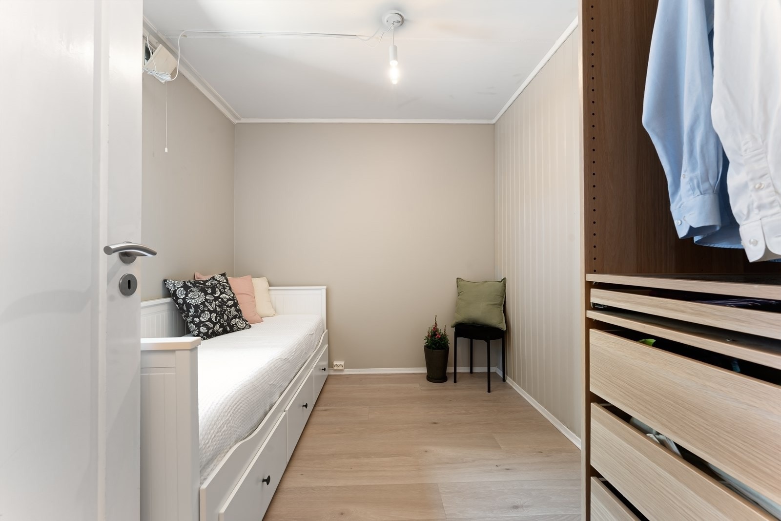 Soverom 2 med gode møbleringsmuligheter og fleksibel bruk som barnerom, gjesterom eller kontor. Galleribilde